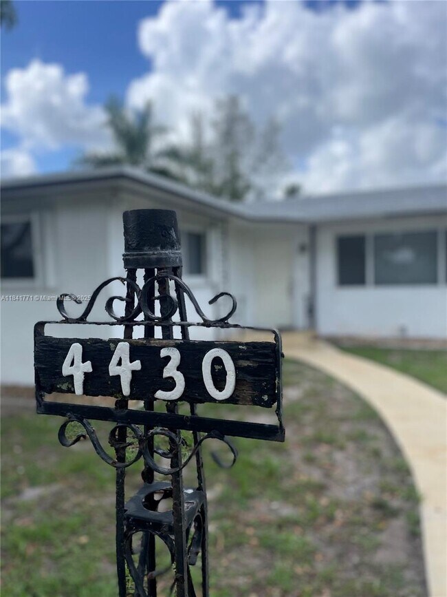 Foto del edificio - 4430 W Broward Blvd