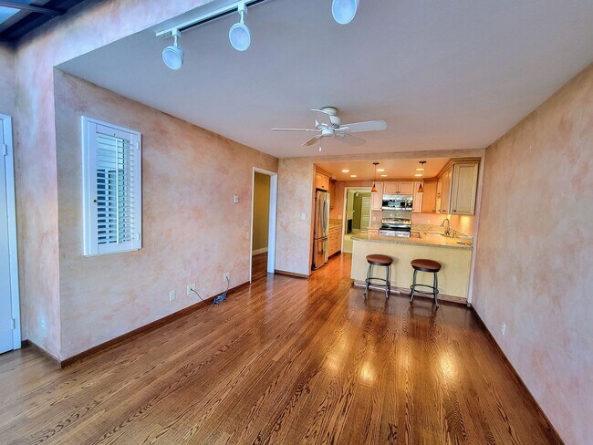 Building Photo - Beautiful 2 Bedroom + 2.5 Bath Townhouse i...