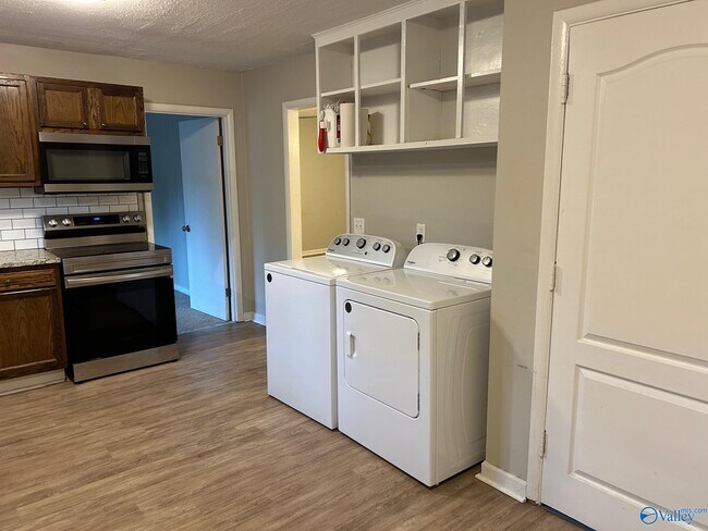 Foto del edificio - 3721 Broadmor Rd NW