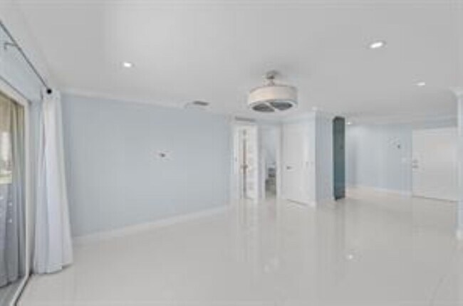 Foto del edificio - 3220 Bayview Dr