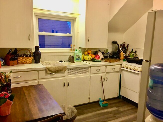 963-2 kitchen - 963 Washtenaw Rd