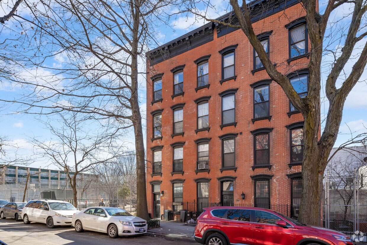 Primary Photo - 286 Pacific St