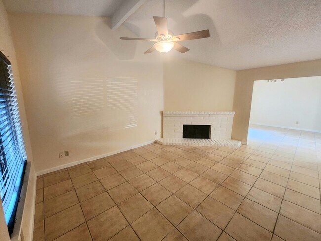 Building Photo - 4921-4923 Saddlerock Way