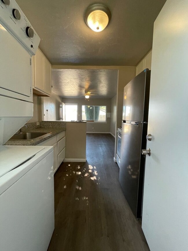 Building Photo - 1137 Jones Ave