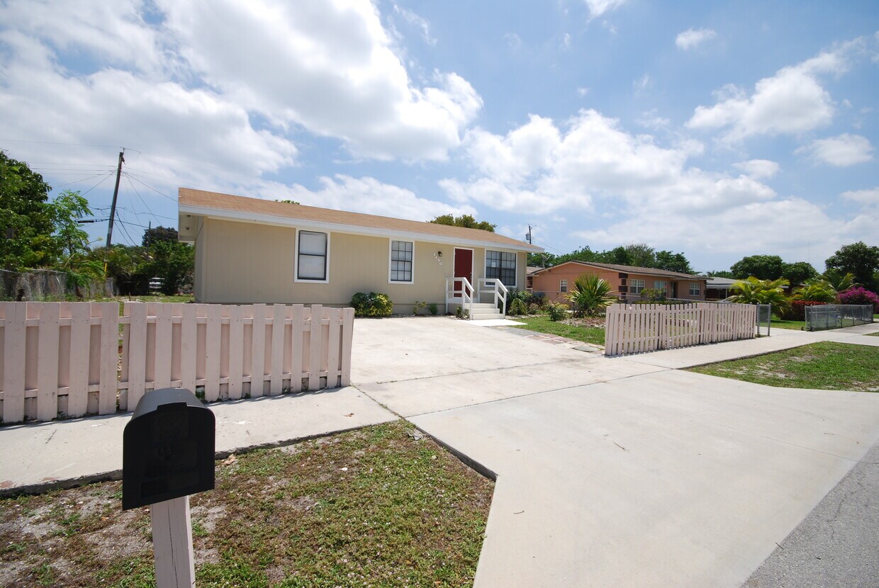 Foto principal - 1490 NW 3rd St