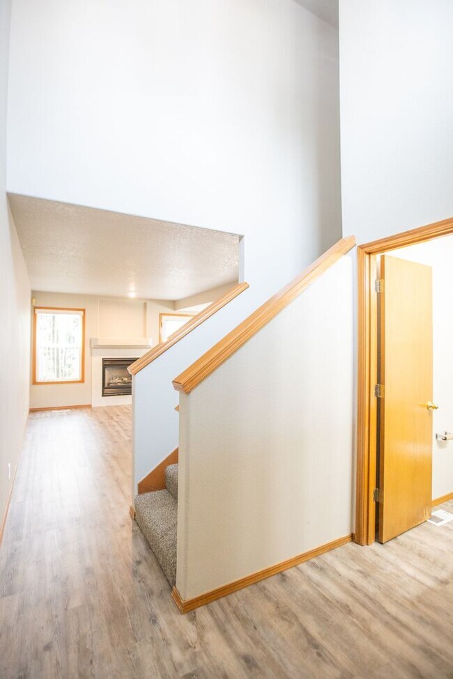 Foto del edificio - Spacious 2 Bedroom 2.5 Bath Town home clos...