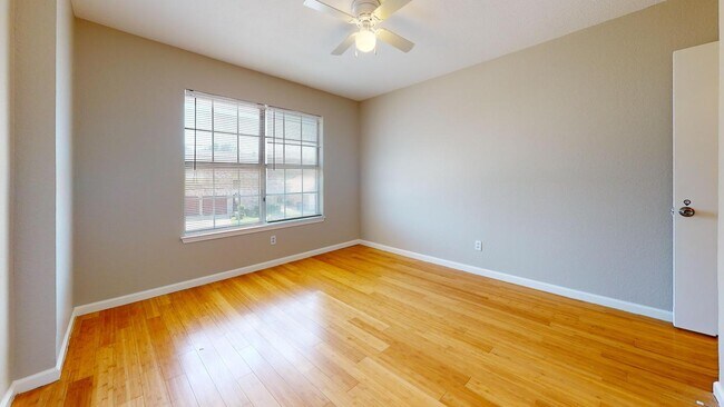 Foto del edificio - 8128 Heritage Pl Dr