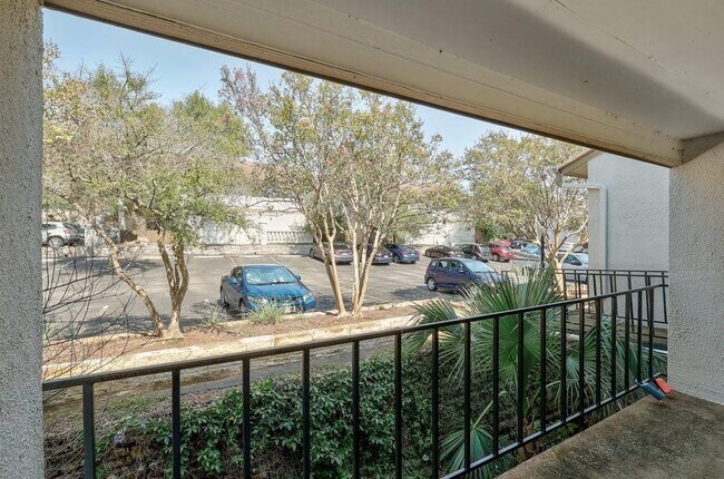 Foto del edificio - 6910 Hart Ln