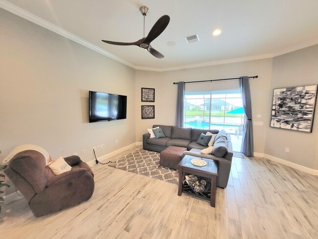 Building Photo - 8341 Paragrass Ave