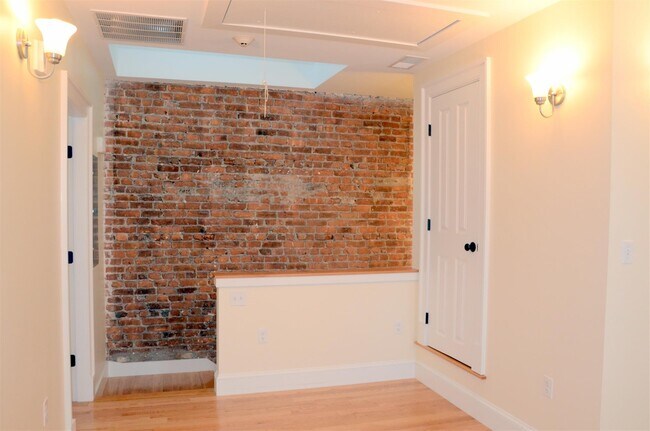 Building Photo - 26 Putnam St