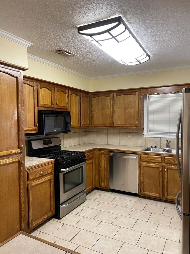 Building Photo - Must see this Lovely  4/2.5 Brick Home in ...