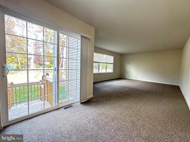 Foto del edificio - 377 Minck Ave