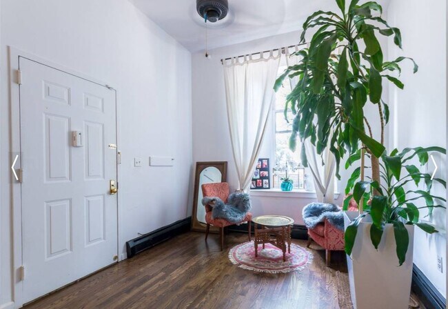 Puerta de entrada del primer piso - 147 W 118th St