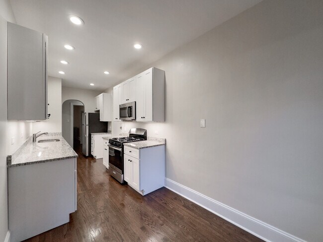 Building Photo - 1362 E 52nd St