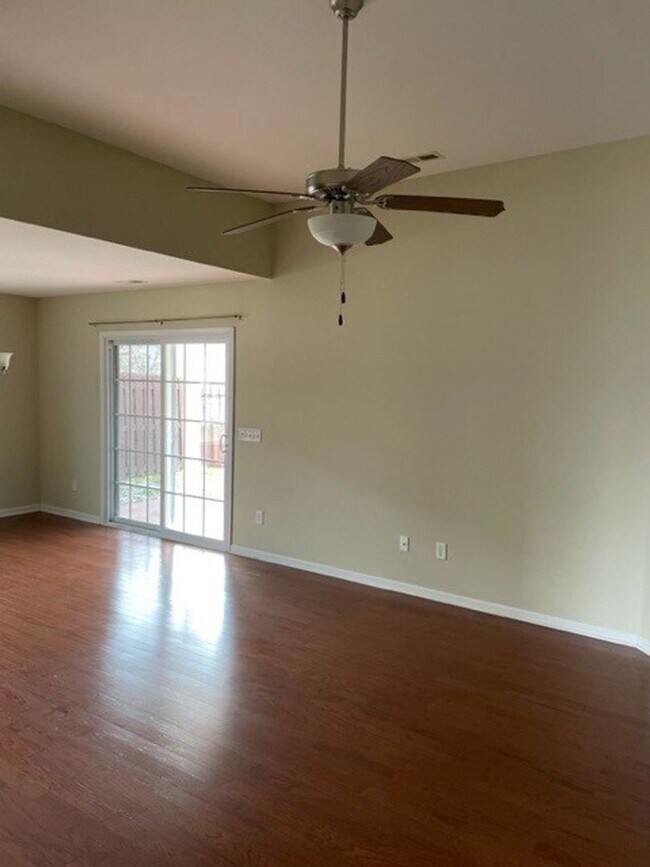 Foto del edificio - This property is located at The Villages at Mariner's Pointe - 3 Bedrooms  2 Baths  with 2 Car Ga...
