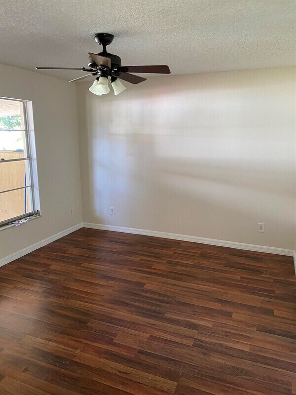 Foto del edificio - 7624-7628 Carrier Rd