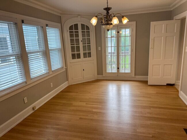 Vitrina china BI Corner en DR - 1631 N 69th St