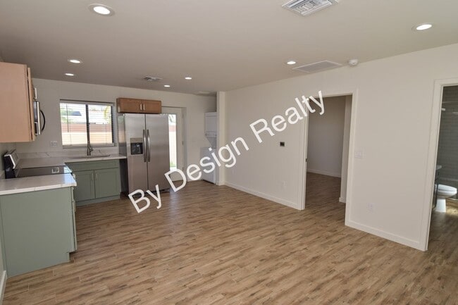 Building Photo - Contemporary 1 Bed 1 Bath with Beautiful Finishes, Private Yard & Off-Street Parking