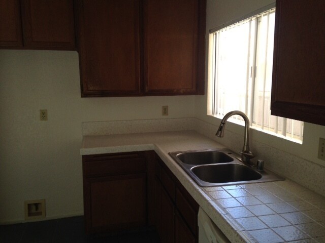 Building Photo - 3BD 2BA House in Sabre Springs