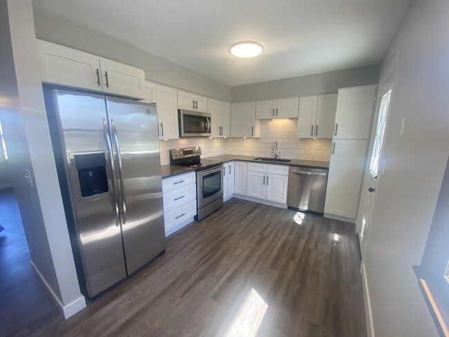 Building Photo - 307 W Sheridan Dr