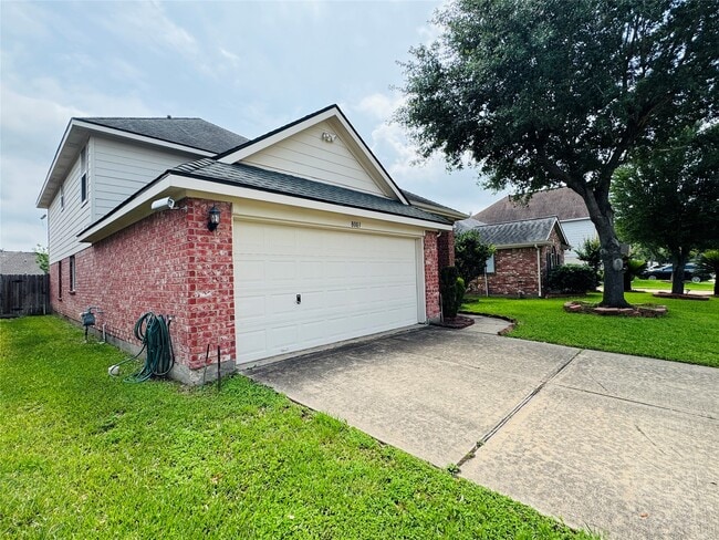 Foto del edificio - 8003 Beech Park Ln