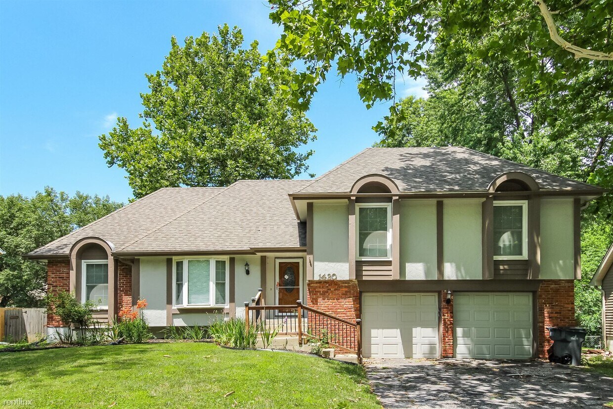 Primary Photo - 4 br, 2.5 bath House - 1420 E Stagecoach Dr