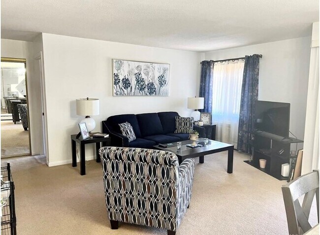 sala de estar - 951 High Path Rd