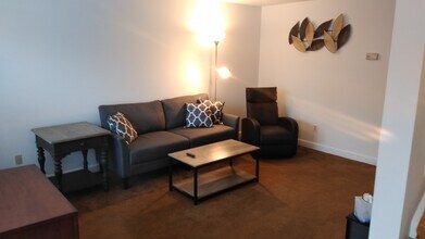 Building Photo - 4 Pine Brook Ln