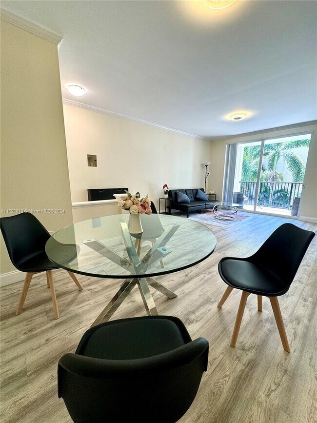 Foto del edificio - 17150 N Bay Rd