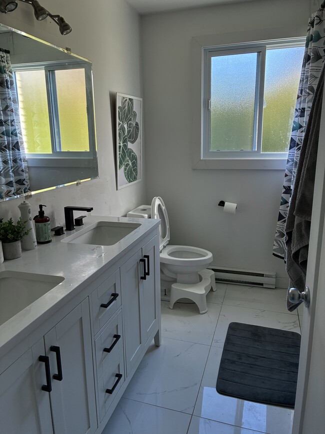 Building Photo - 583 Rue Main