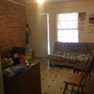 Living Rm - 4110 Duval St