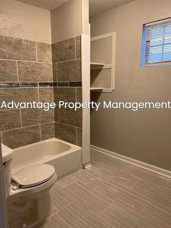 Foto del edificio - Charming 4 Bedroom, 3 Bath Home in East Me...