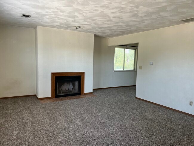 Building Photo - 202 Shoreline Dr