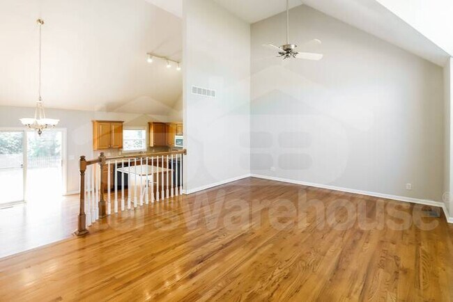 Building Photo - Spacious 4 bd, 2.5 bth Home in Lee's Summit