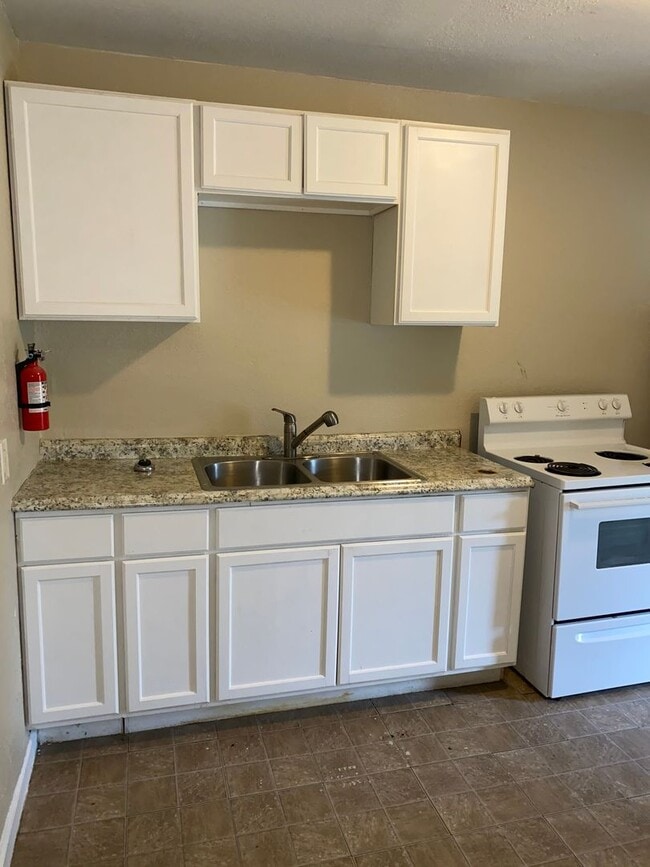 Building Photo - $199 move in today! Large 1/1-Pet friendly