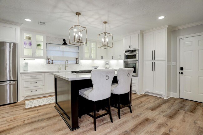 Foto del edificio - THIS THREE BED TWO BATH HOUSE COMES COMPLE...