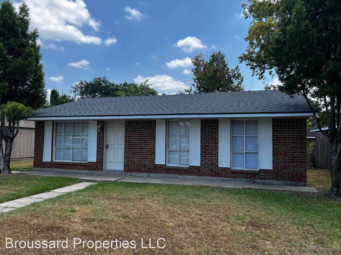 Primary Photo - 3 br, 1.5 bath House - 118 Sorority Drive