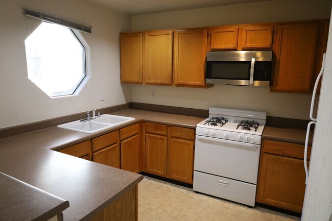 Building Photo - 2 Bedroom 1 Bathroom Centrally Located 1st Floor Condo in Gated Community!