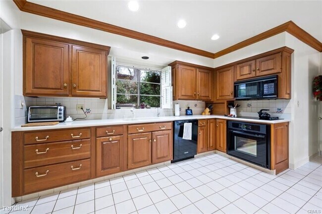 Building Photo - 3 br, 2.5 bath House - 1573 Oak Grove Ave