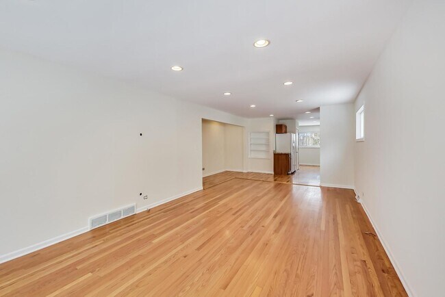 Building Photo - 616 S Monroe St