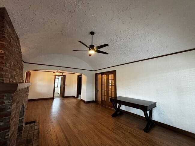 Foto del edificio - 3812 E 10th St