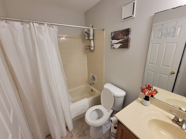 Building Photo - 725 Herndon Woods Ct