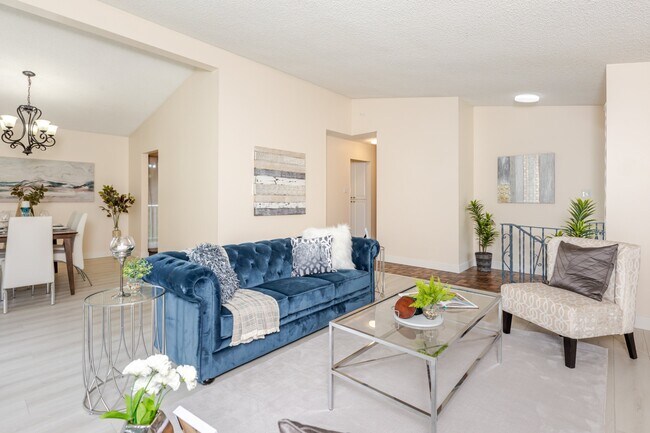 Photo du bâtiment - Spacious 5 Bed 2.5 Bath 2 Story Detached H...