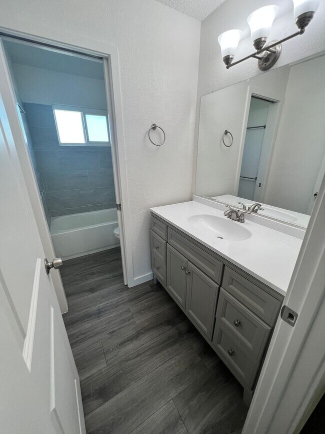 Foto del edificio - 141 Woodbury Cir