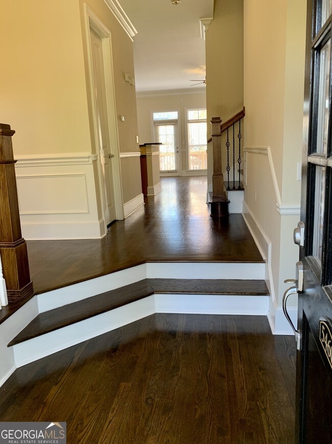 Building Photo - 5460 Glenridge View NE