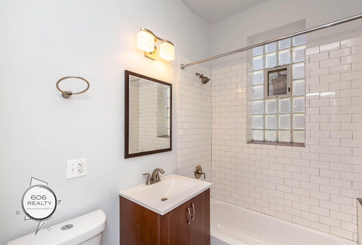 Building Photo - Beautiful spacious apartment in Humboldt Park!