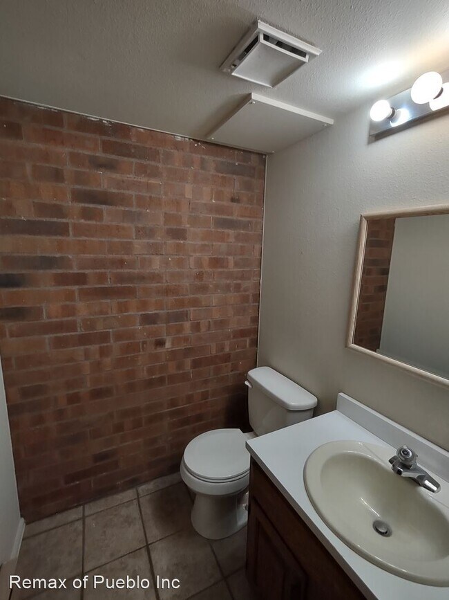 Building Photo - 2 br, 1.5 bath House - 2111 CHATALET LN #B...