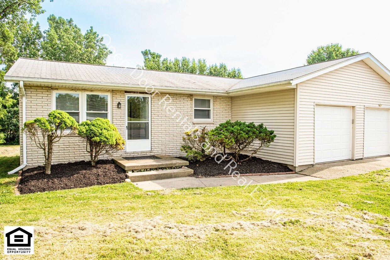 Foto principal - 2 Bedroom duplex available now!