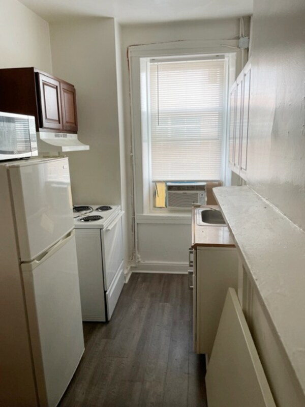 Building Photo - 828 Hollins St