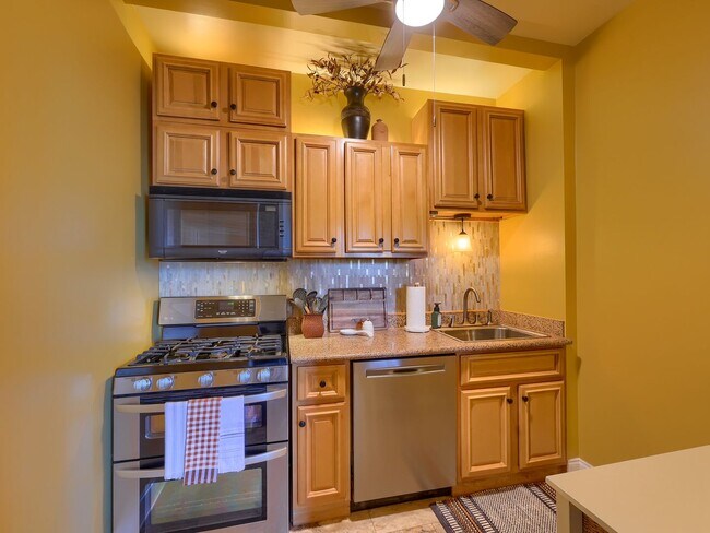 Building Photo - Fully Furnished Luxury Condo with Breathta...